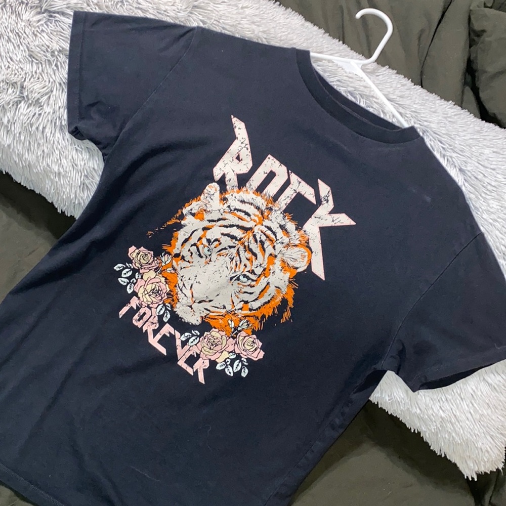 GRAPHIC TEE